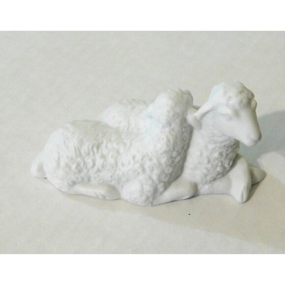 Avon Nativity Collectibles 1983 The Sheep Porcelain Figurine Boxed - Picture 3 of 11